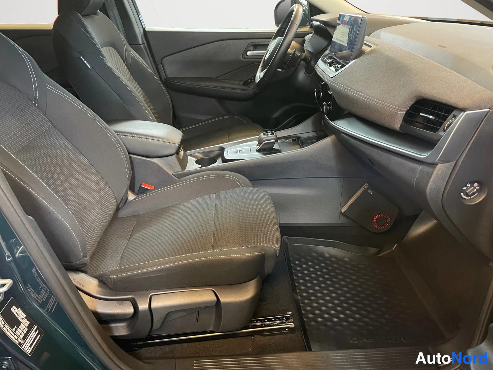 Vihreä Nissan Qashqai 2025, etuistuimet, kuva 13