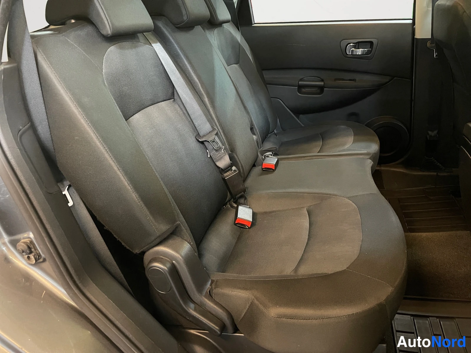 Harmaa Nissan Qashqai+2 2011, takaistuimet, kuva 16