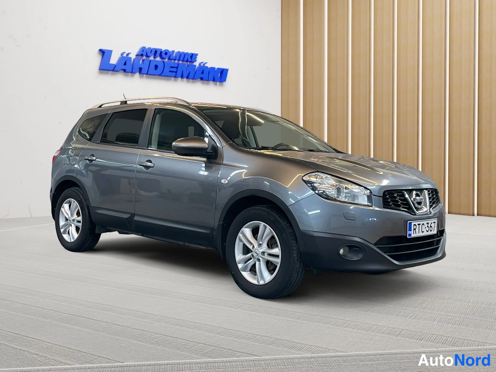 Harmaa Nissan Qashqai+2 2011, etuviisto, keula oikealle, kuva 3