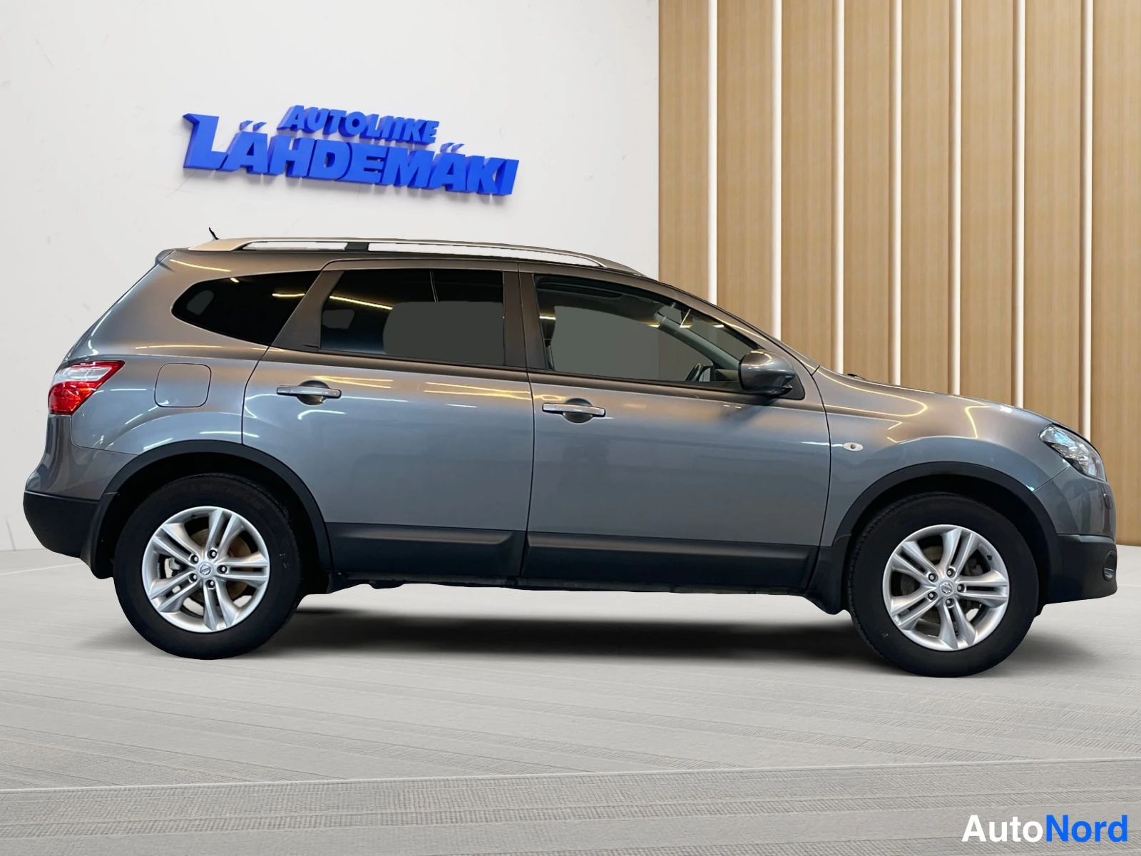 Harmaa Nissan Qashqai+2 2011, sivulta, kuva 6