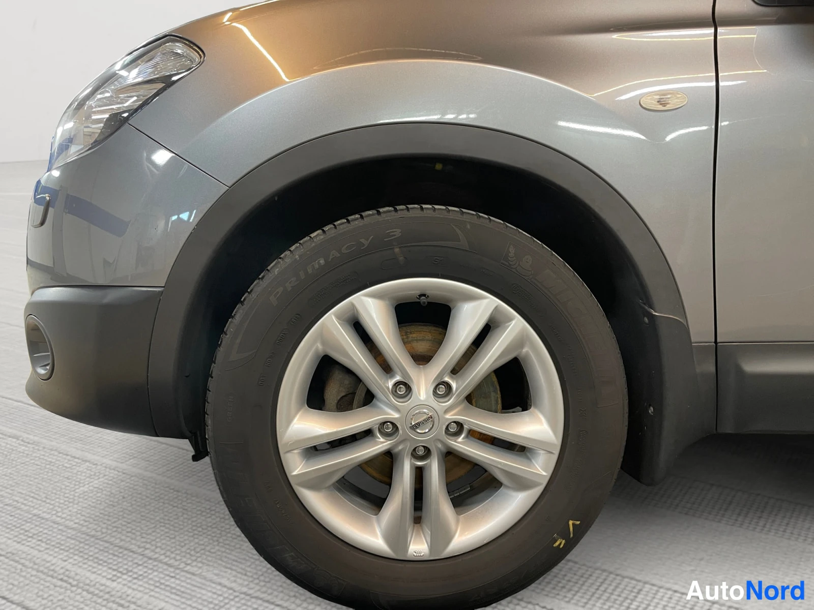 Harmaa Nissan Qashqai+2 2011, etuviisto, keula vasemmalle, kuva 2