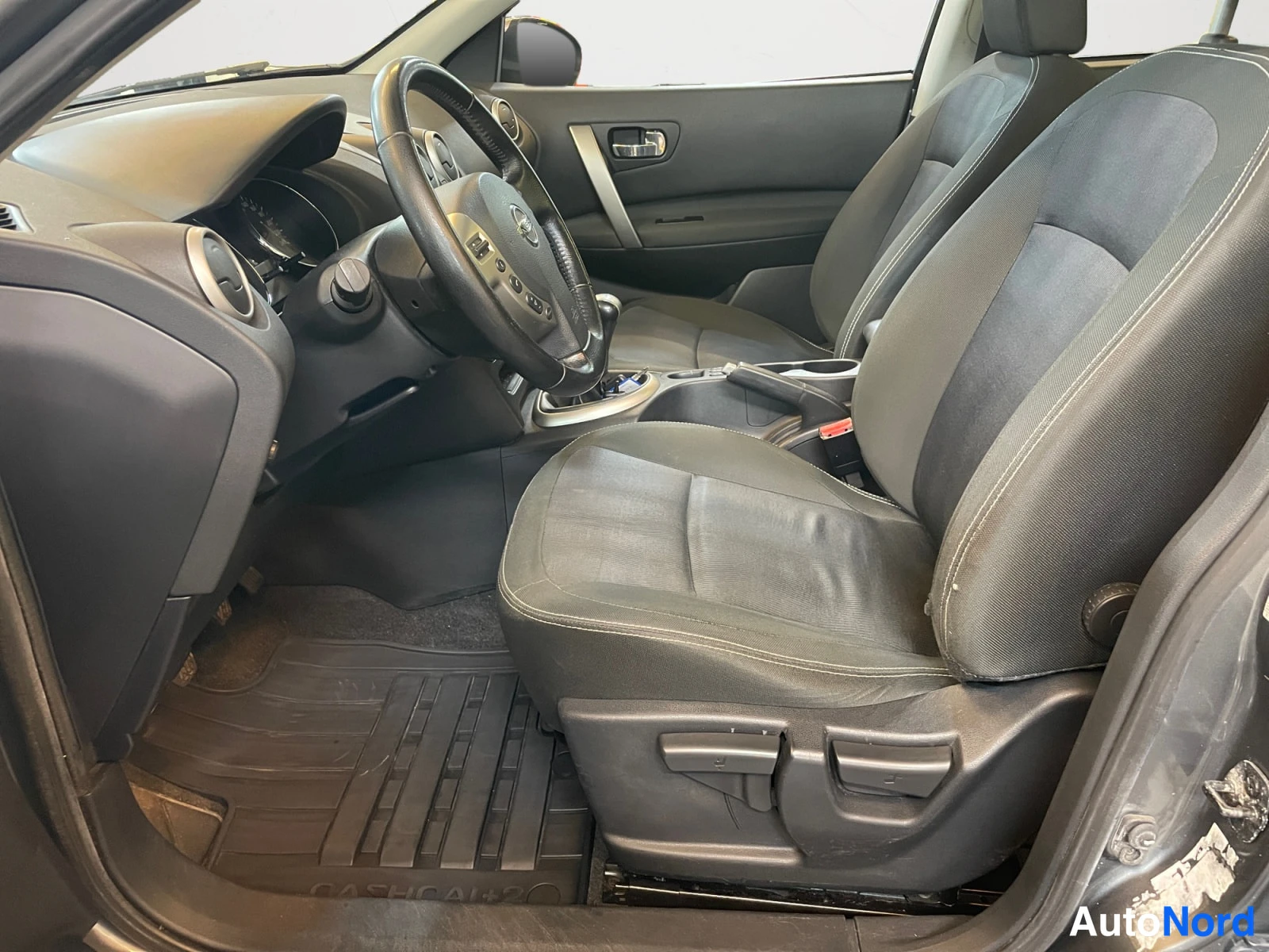Harmaa Nissan Qashqai+2 2011, etuistuimet, kuva 13