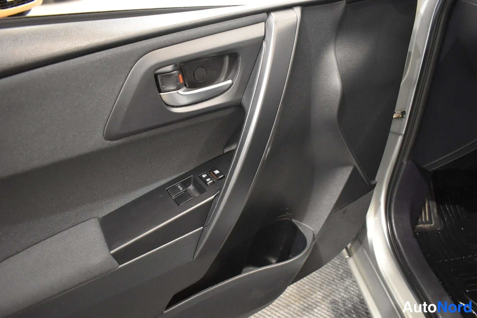 Grey Toyota Auris Touring Sports 2017, detail, photo 27