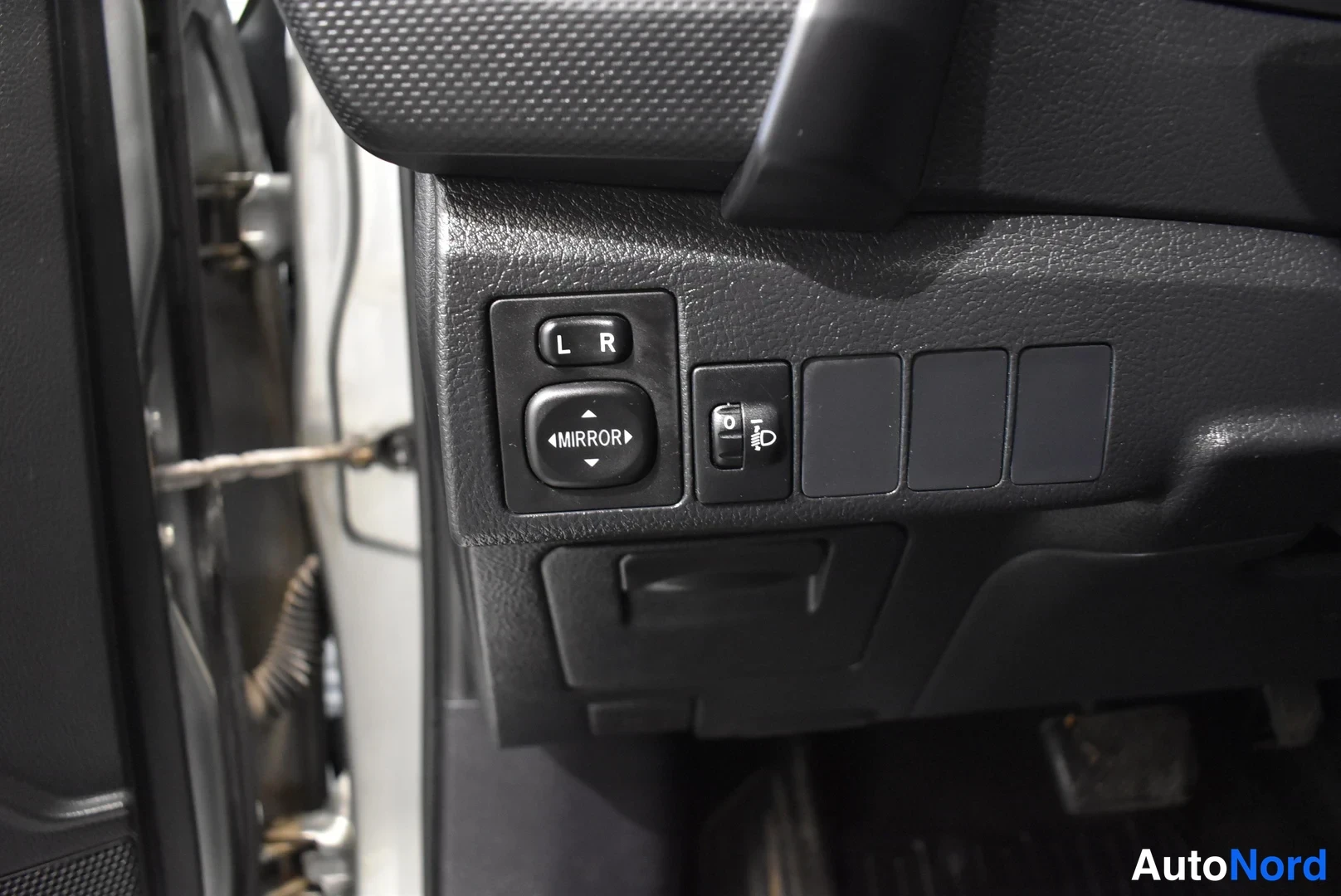 Grey Toyota Auris Touring Sports 2017, detail, photo 28