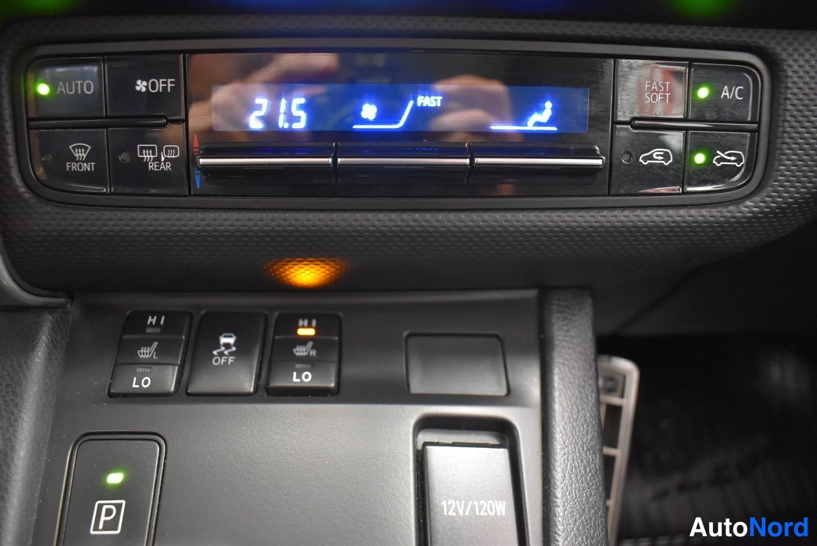 Grey Toyota Auris Touring Sports 2017, detail, photo 30