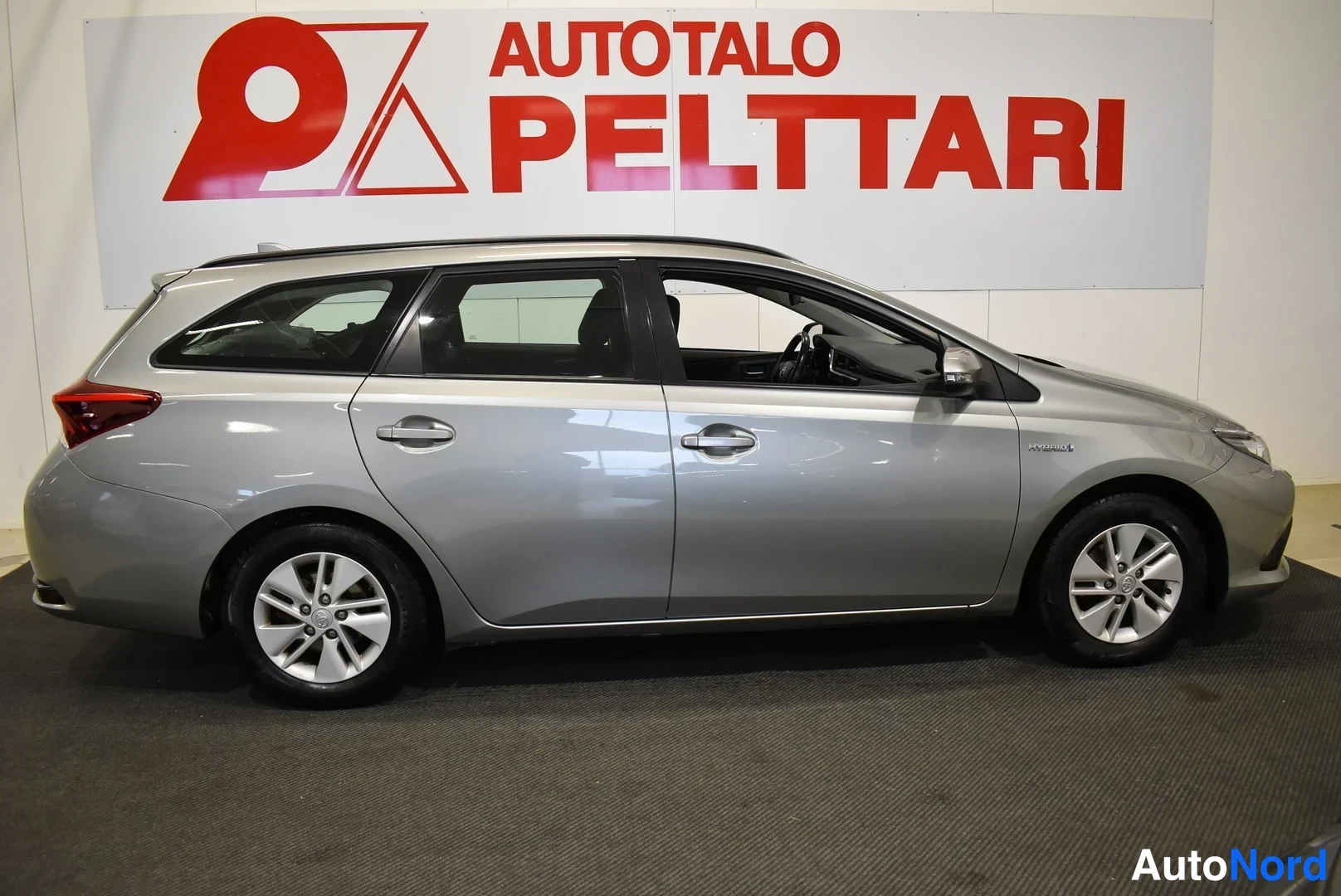 Grey Toyota Auris Touring Sports 2017, side, photo 9