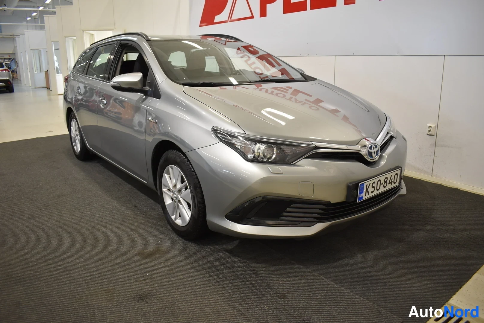 Grey Toyota Auris Touring Sports 2017, front three-quarter, nose to the right, photo 3