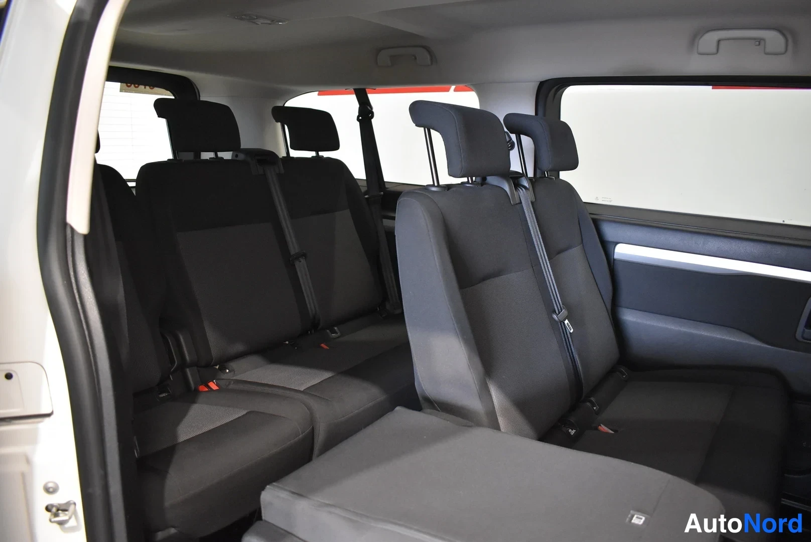 Valkoinen Toyota Proace Verso 2021, takaistuimet, kuva 11