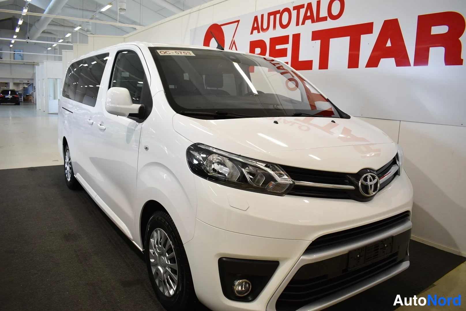 Valkoinen Toyota Proace Verso 2021, etuviisto, keula oikealle, kuva 2
