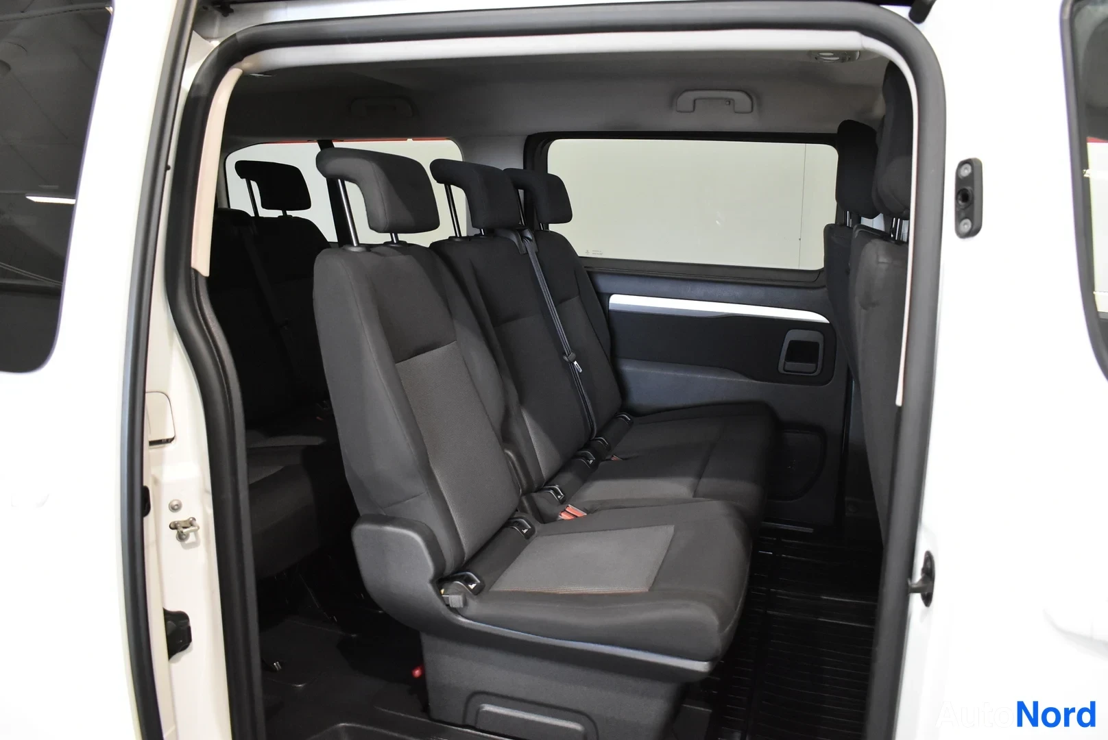Valkoinen Toyota Proace Verso 2021, takaistuimet, kuva 10