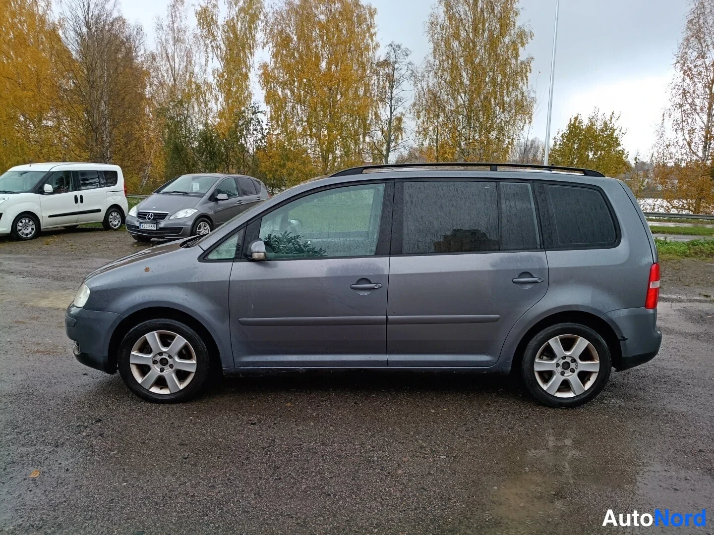 Harmaa Volkswagen Touran 2006, etuviisto, keula vasemmalle, kuva 2