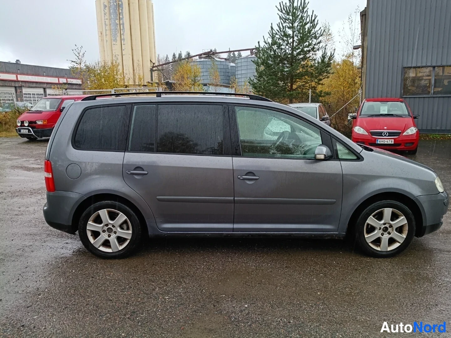 Harmaa Volkswagen Touran 2006, sivulta, kuva 3
