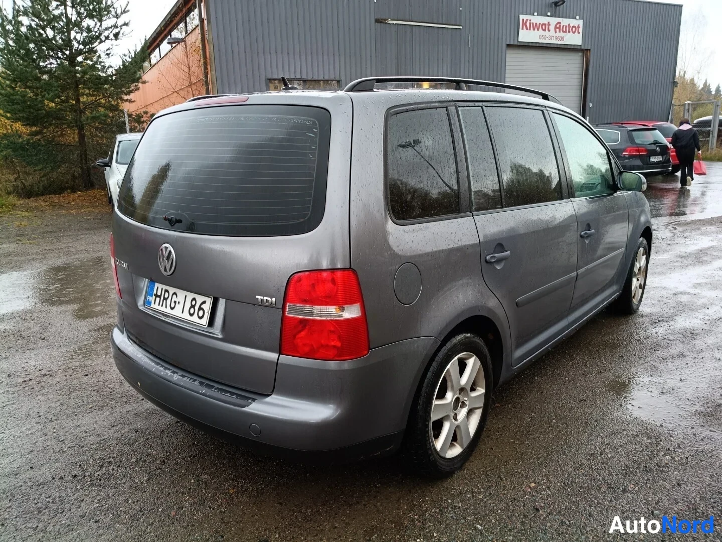 Harmaa Volkswagen Touran 2006, takaviisto, kuva 5