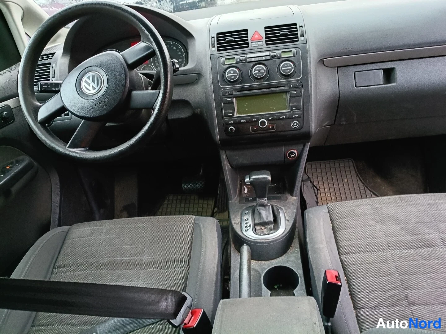 Harmaa Volkswagen Touran 2006, ohjaamo, kuva 6