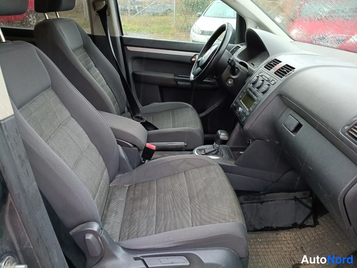 Harmaa Volkswagen Touran 2006, etuistuimet, kuva 7