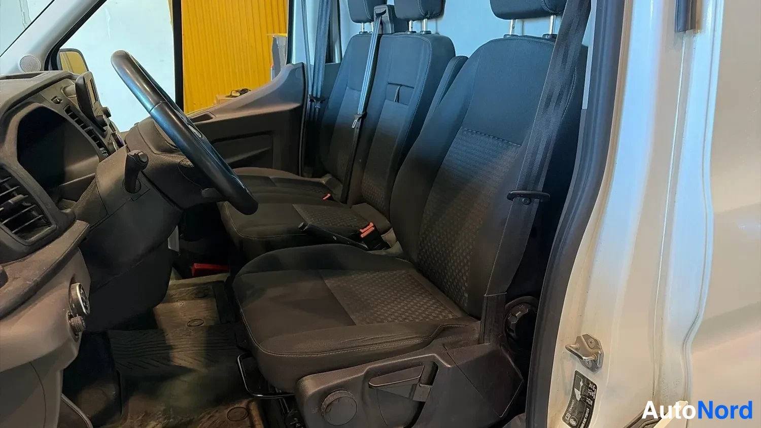 Valkoinen Ford Transit 2023, etuistuimet, kuva 4