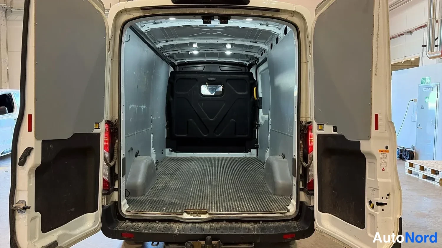 Valkoinen Ford Transit 2023, tavaratila, kuva 5