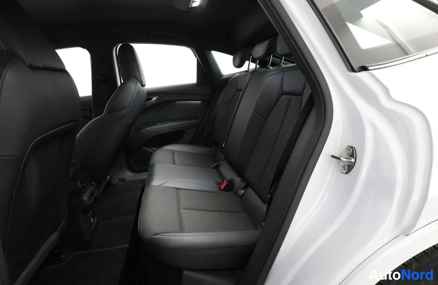 Vit Audi Q4 e-tron 2022, baksäten, bild 5