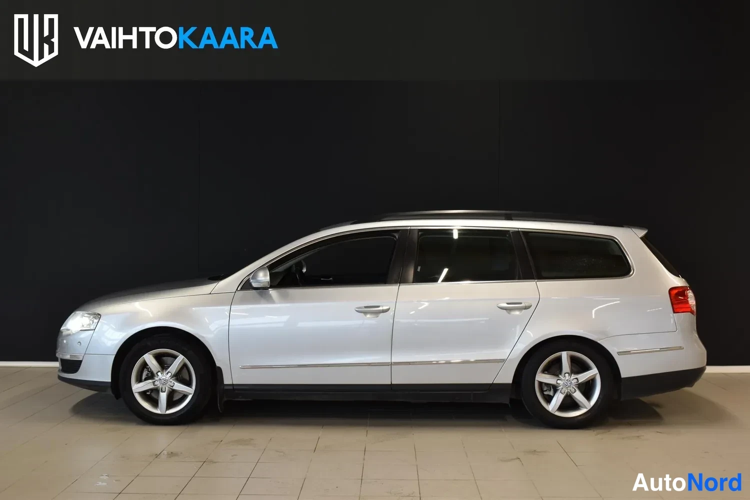 Harmaa Volkswagen Passat Variant 2010, sivulta, kuva 2