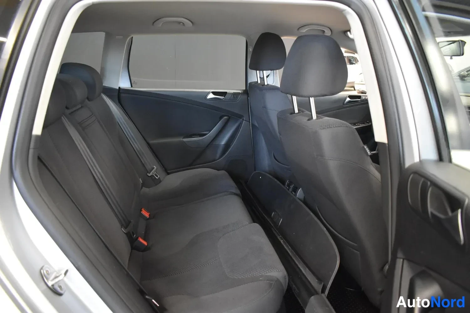 Harmaa Volkswagen Passat Variant 2010, takaistuimet, kuva 12