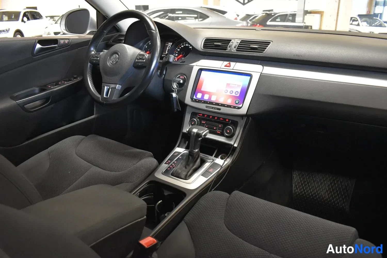 Harmaa Volkswagen Passat Variant 2010, ohjaamo, kuva 9