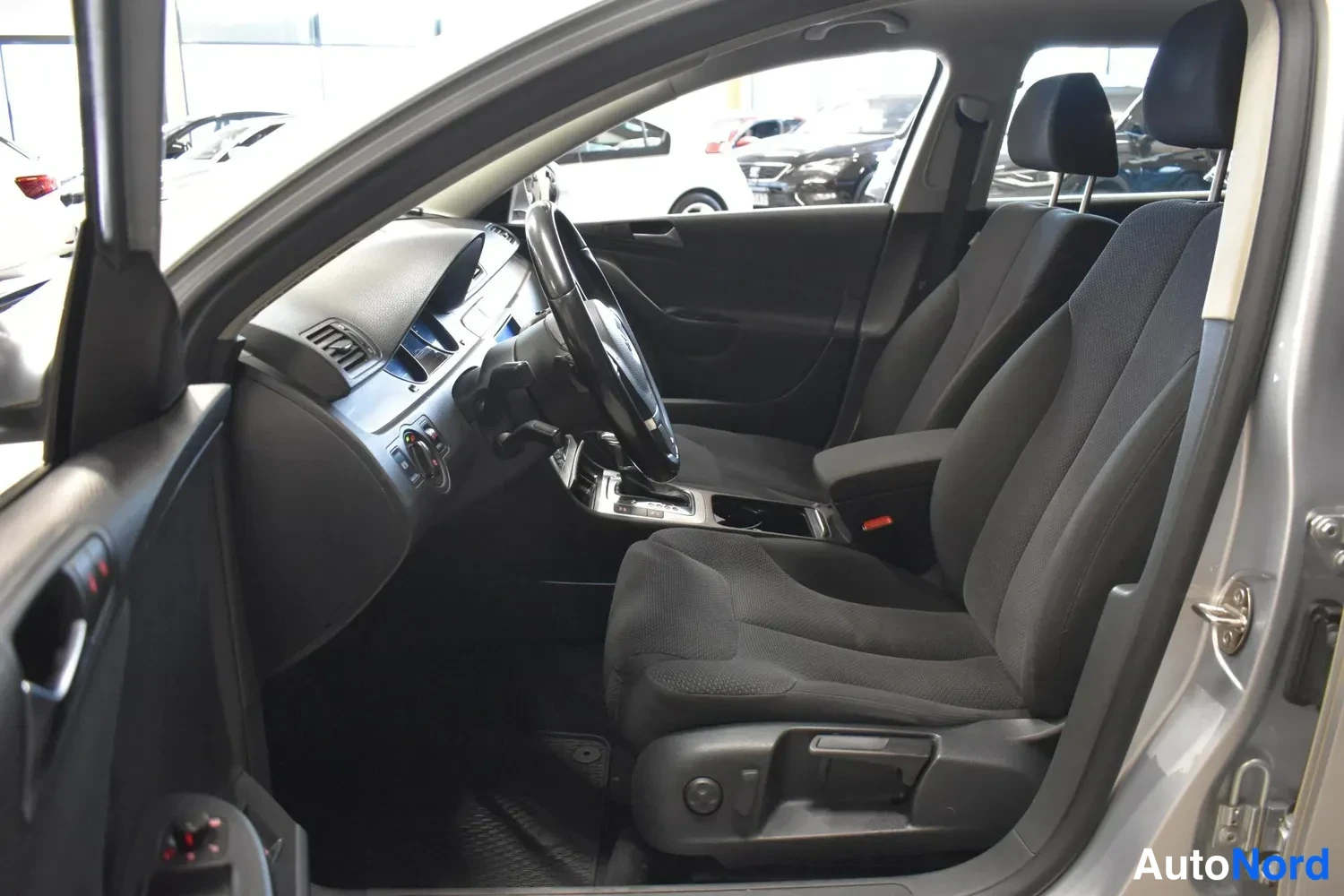 Harmaa Volkswagen Passat Variant 2010, ohjaamo, kuva 7