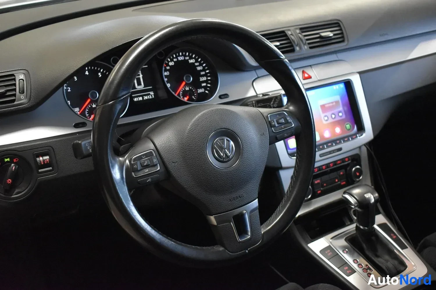 Harmaa Volkswagen Passat Variant 2010, ohjaamo, kuva 8