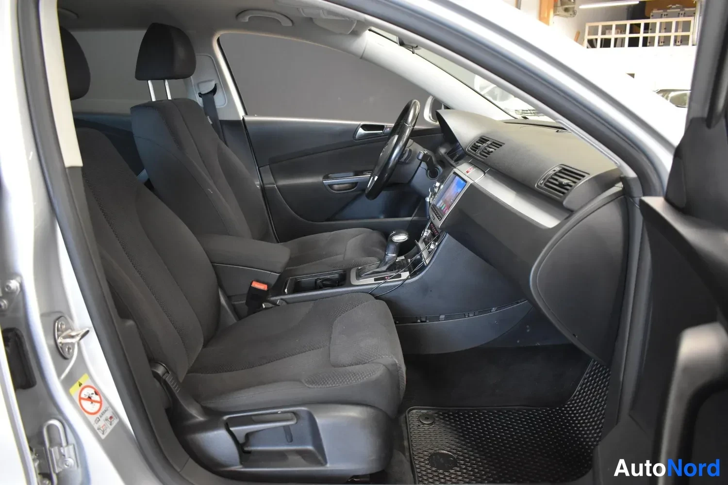 Harmaa Volkswagen Passat Variant 2010, etuistuimet, kuva 11