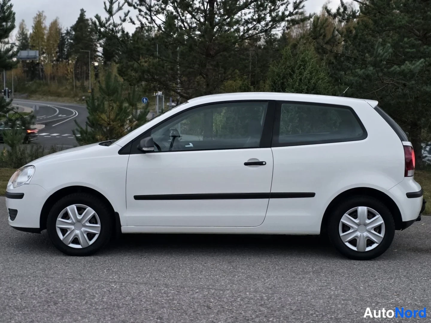 Valkoinen Volkswagen Polo 2008, sivulta, kuva 4