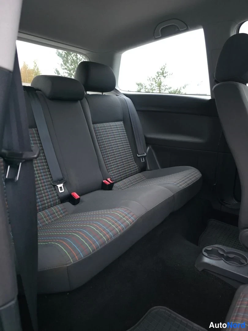 Valkoinen Volkswagen Polo 2008, takaistuimet, kuva 15