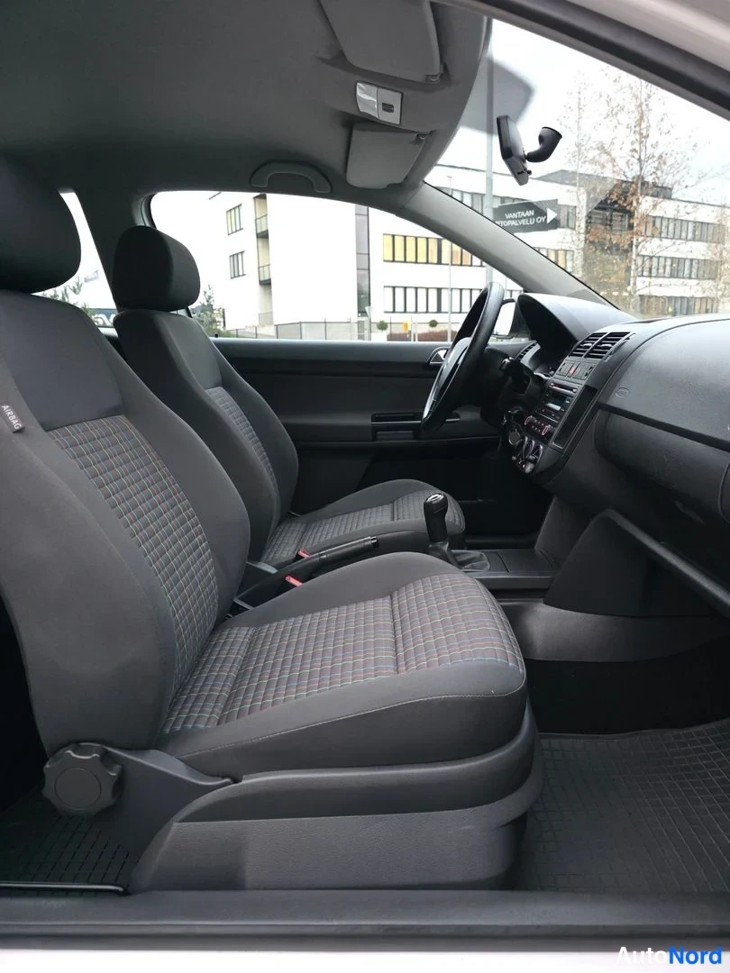 Valkoinen Volkswagen Polo 2008, etuistuimet, kuva 14