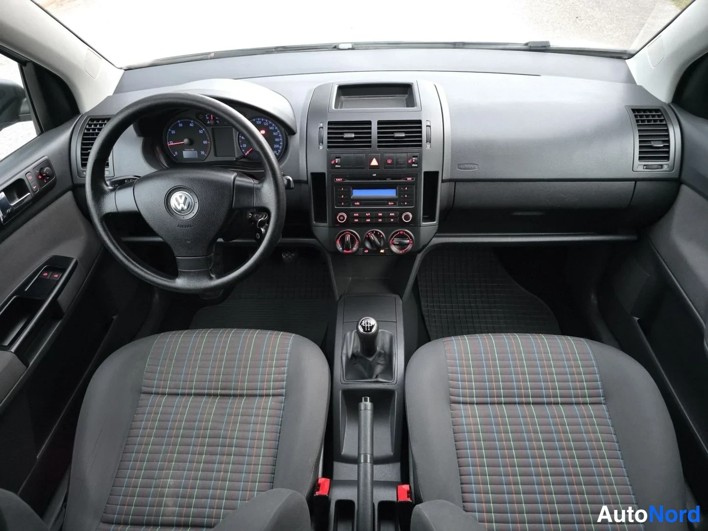 Valkoinen Volkswagen Polo 2008, ohjaamo, kuva 10