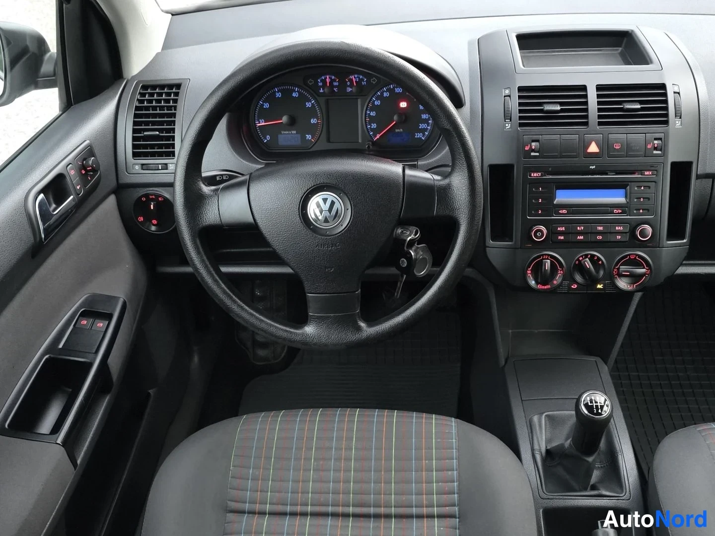 Valkoinen Volkswagen Polo 2008, ohjaamo, kuva 11