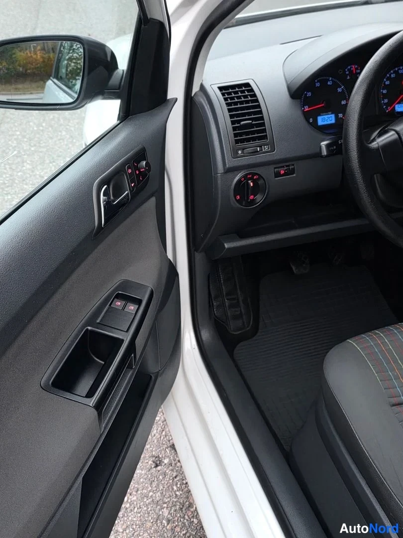 Valkoinen Volkswagen Polo 2008, yksityiskohta, kuva 19