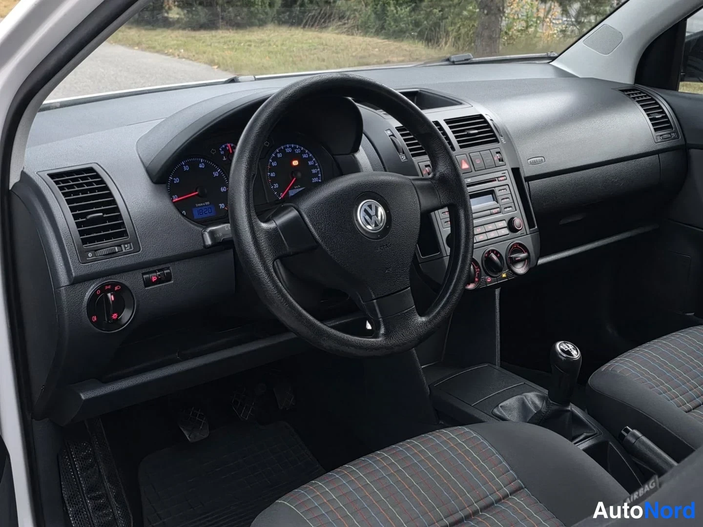 Valkoinen Volkswagen Polo 2008, ohjaamo, kuva 12