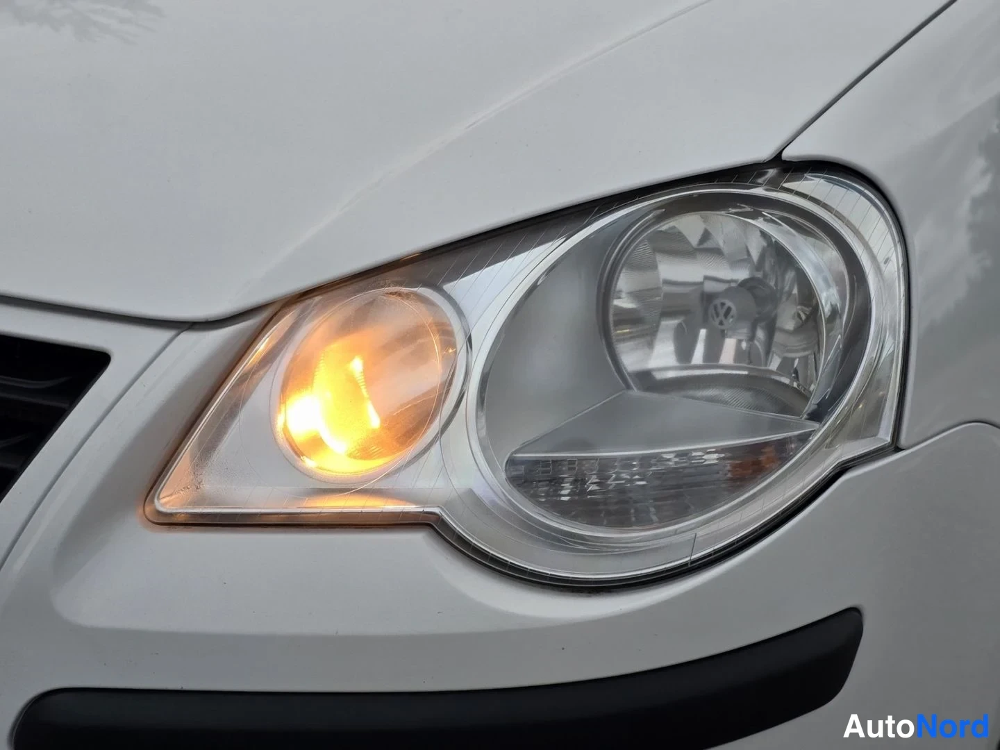 Valkoinen Volkswagen Polo 2008, yksityiskohta, kuva 17