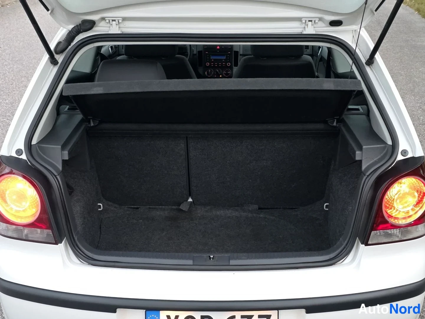 Valkoinen Volkswagen Polo 2008, tavaratila, kuva 16