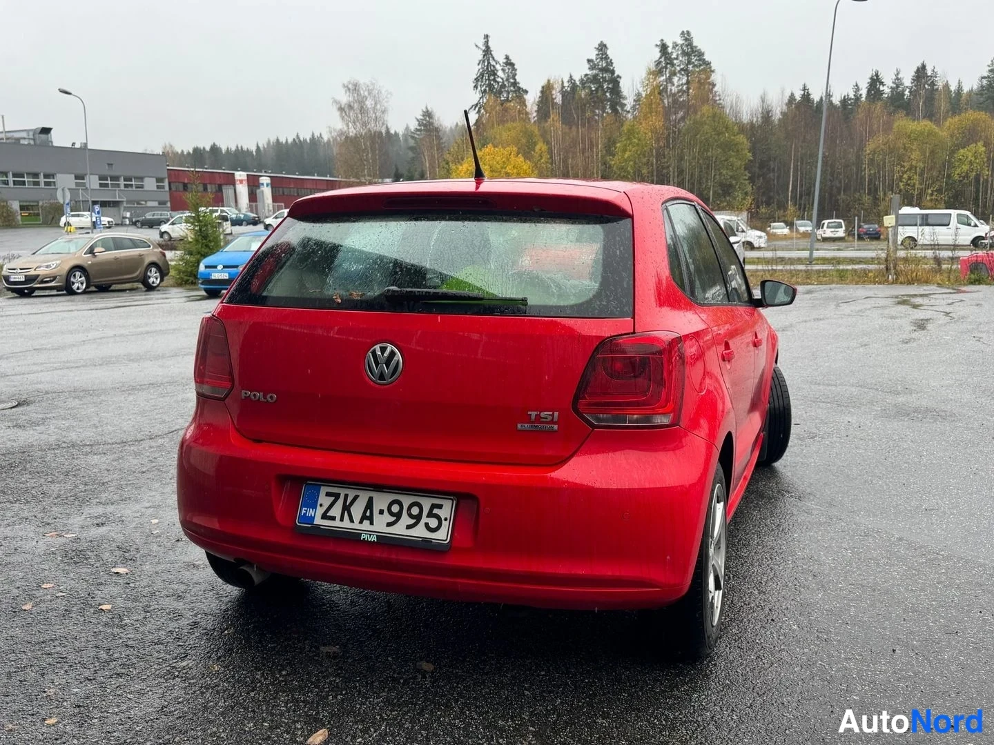 Punainen Volkswagen Polo 2013, takaviisto, kuva 4