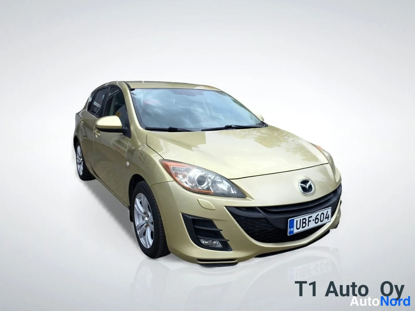 Keltainen Mazda 3 2009, etuviisto, keula oikealle, kuva 4