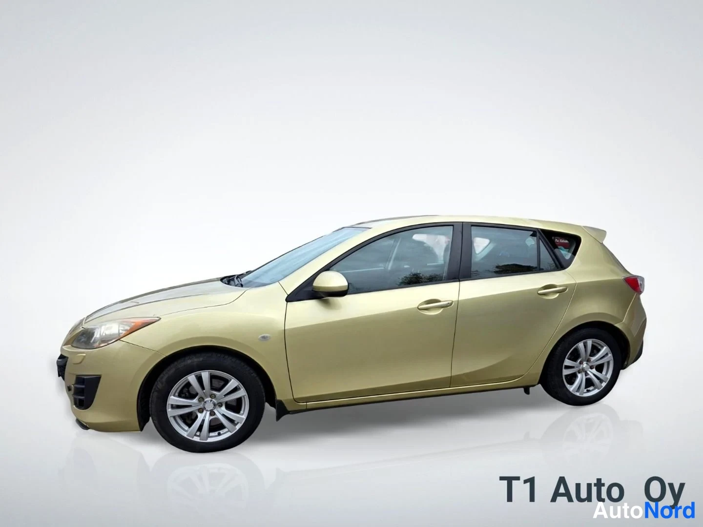 Keltainen Mazda 3 2009, etuviisto, keula vasemmalle, kuva 2
