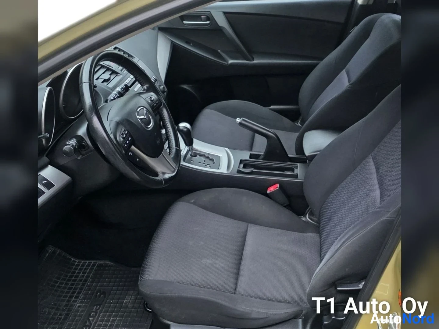 Keltainen Mazda 3 2009, ohjaamo, kuva 18