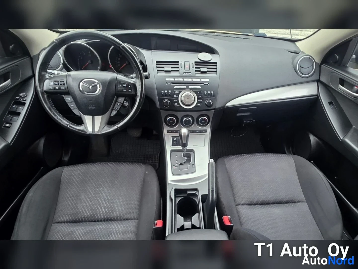 Keltainen Mazda 3 2009, ohjaamo, kuva 19