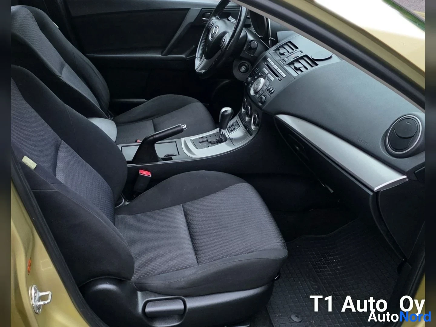 Keltainen Mazda 3 2009, etuistuimet, kuva 20