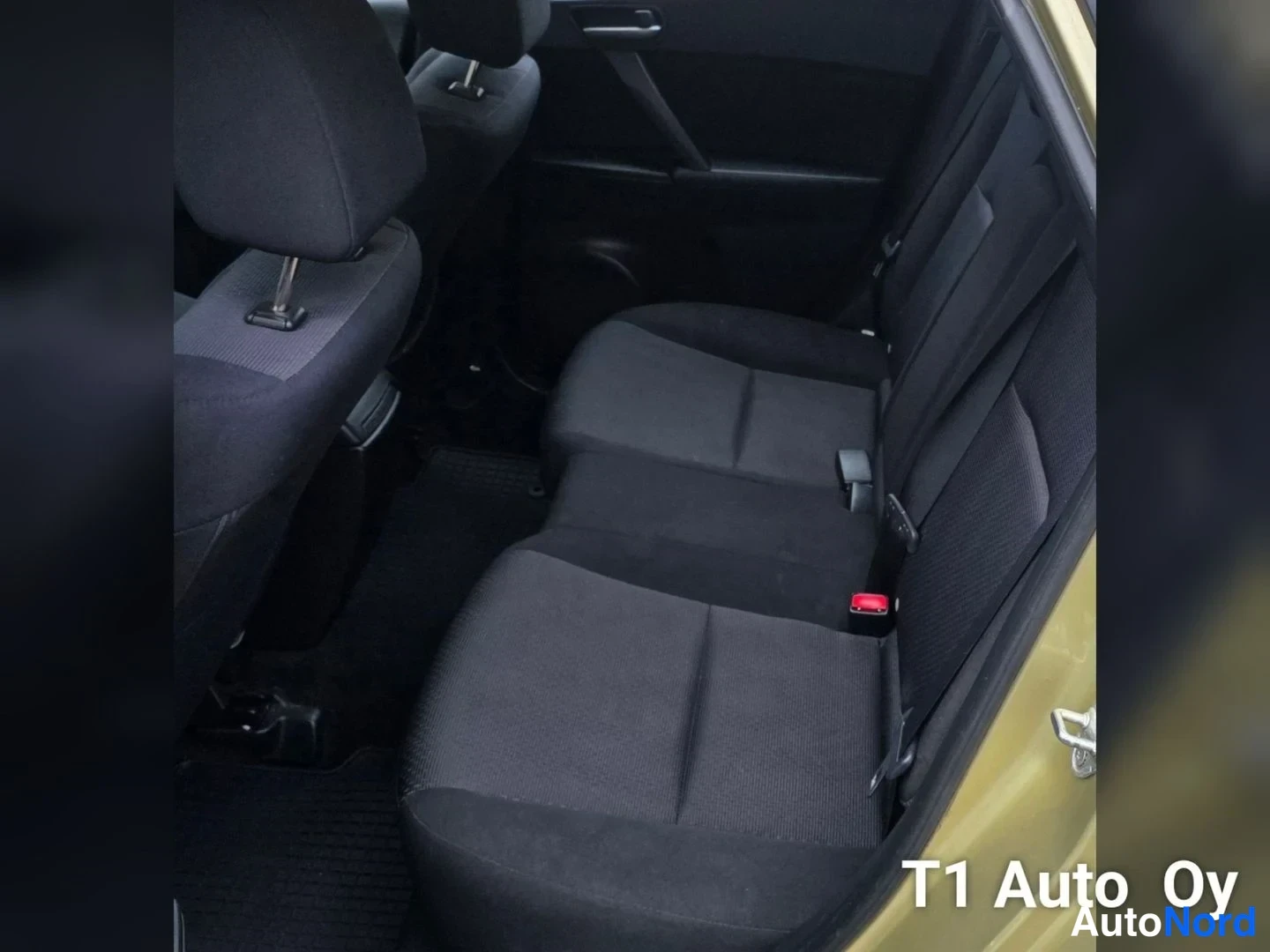 Keltainen Mazda 3 2009, takaistuimet, kuva 21