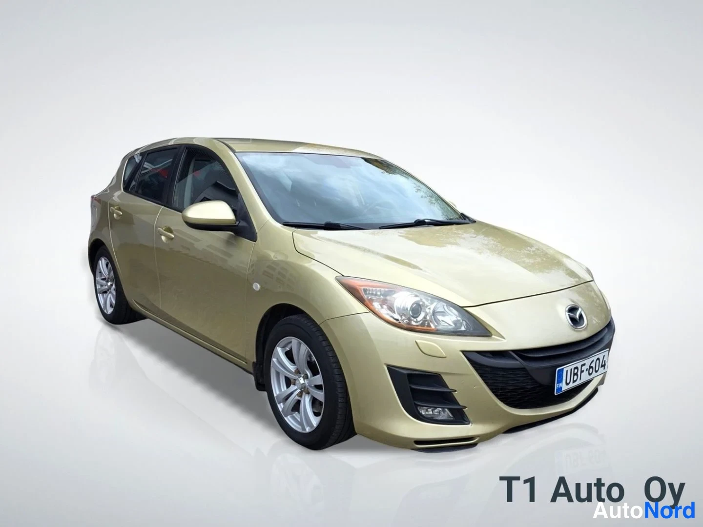 Keltainen Mazda 3 2009, etuviisto, keula oikealle, kuva 6