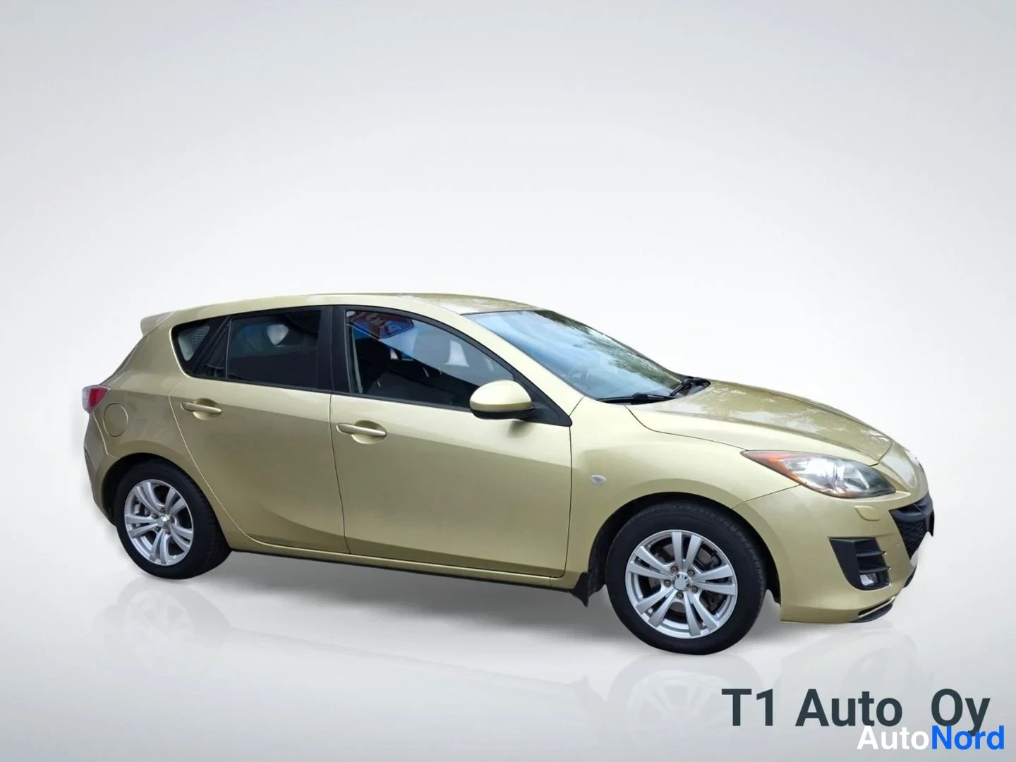 Keltainen Mazda 3 2009, etuviisto, keula oikealle, kuva 8