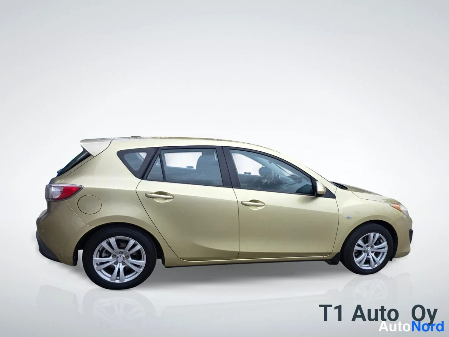 Keltainen Mazda 3 2009, sivulta, kuva 10