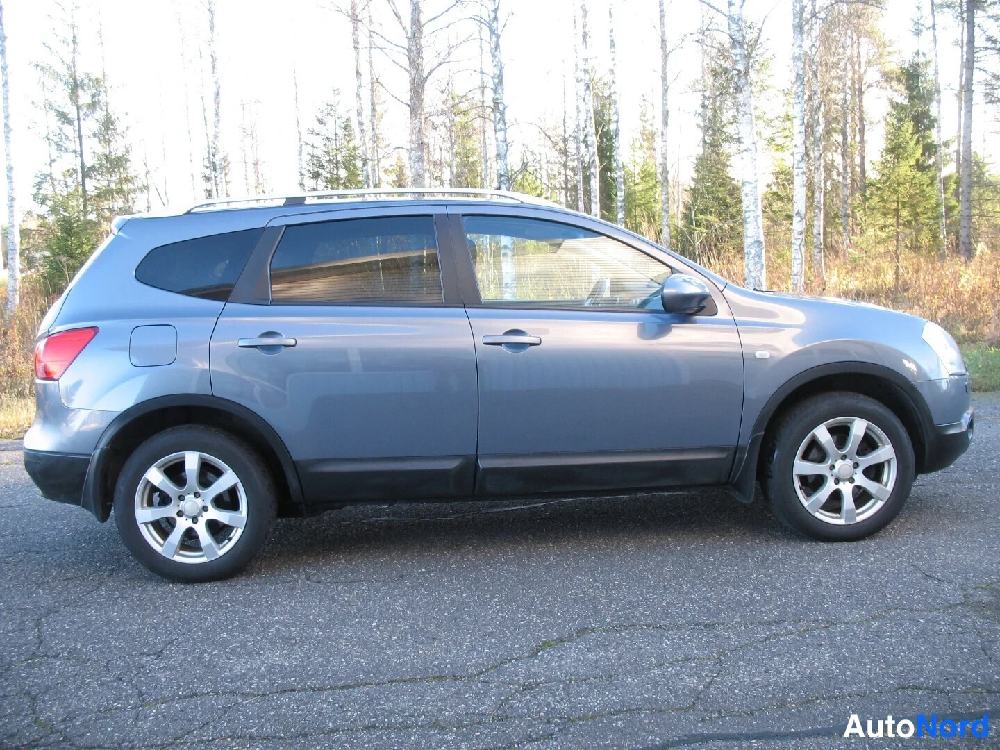 Turkoosi Nissan Qashqai+2 2009, sivulta, kuva 9