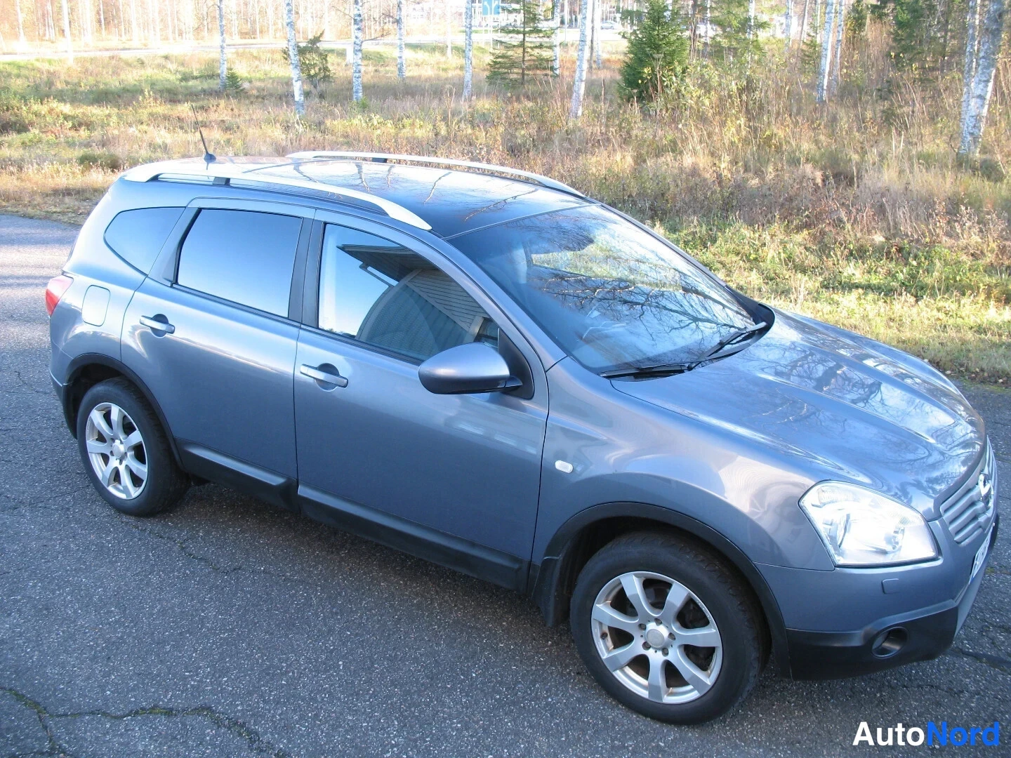 Turkoosi Nissan Qashqai+2 2009, etuviisto, keula oikealle, kuva 5