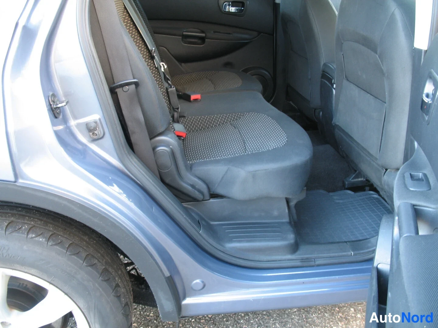 Turkoosi Nissan Qashqai+2 2009, takaistuimet, kuva 22
